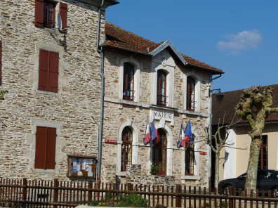 1200px-Mialet_(Dordogne)_mairie.JPG